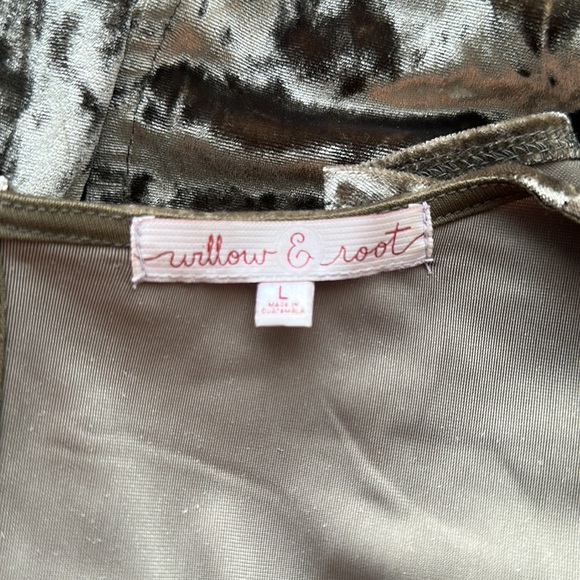 ❌SOLD❌Willow & Root Open Back Velvet Top - Picture 5 of 7